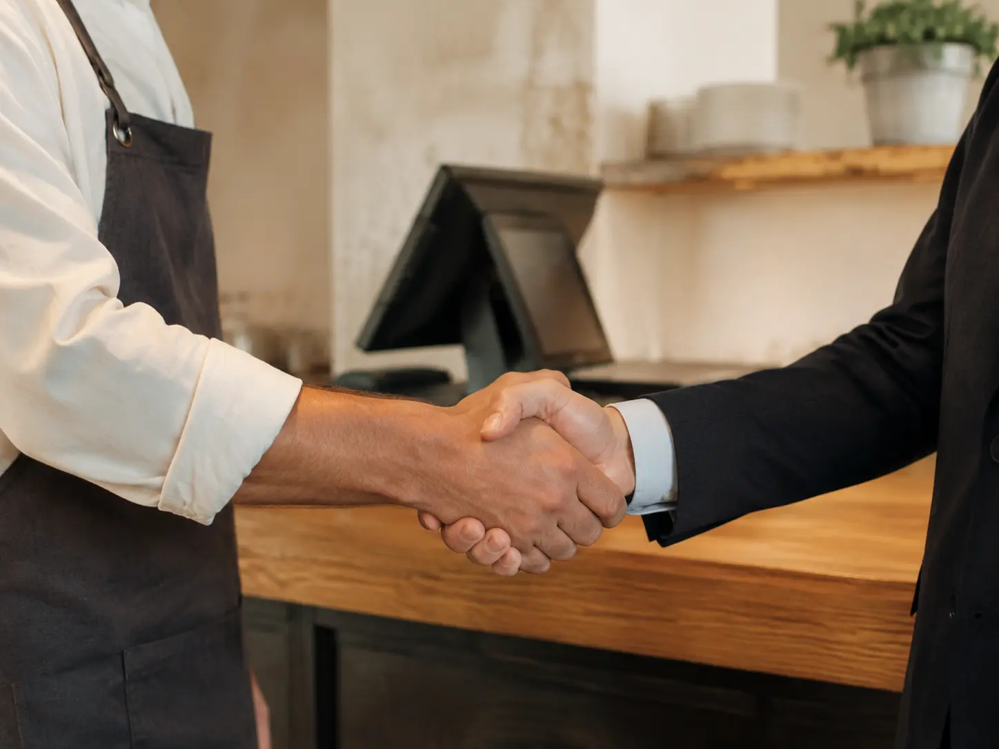 Restaurantbetreiber und MindMeshLab-Ansprechpartner besiegeln ihre Zusammenarbeit per Handschlag